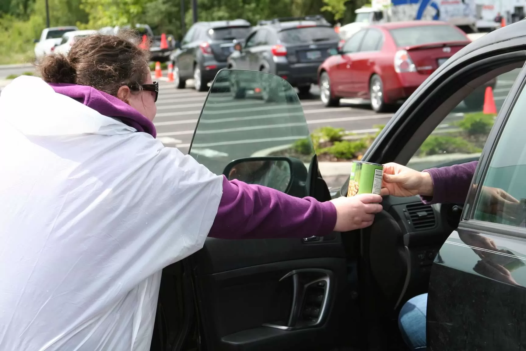 Food volunteer hand off - Oregon State Credit Union